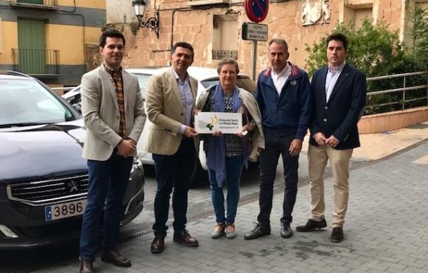 Cuevas entrega en la comarca de Arnedo las autorizaciones y distintivos corporativos de la zona de taxi para Rioja Baja