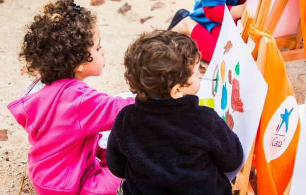 Unos 1.400 niños de Palma en riesgo de exclusión social reciben material escolar de Obra Social 'la Caixa'