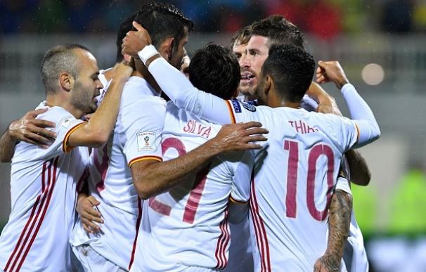 España derriba el muro de Albania y vuelve a ser líder a base de fútbol y goles