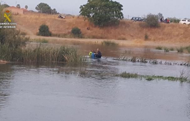 La Guardia Civil rescata a un conductor atrapado por la crecida de un río en Guillena