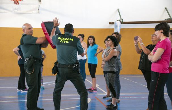 La Guardia Civil imparte un taller de defensa personal para mujeres de Martos