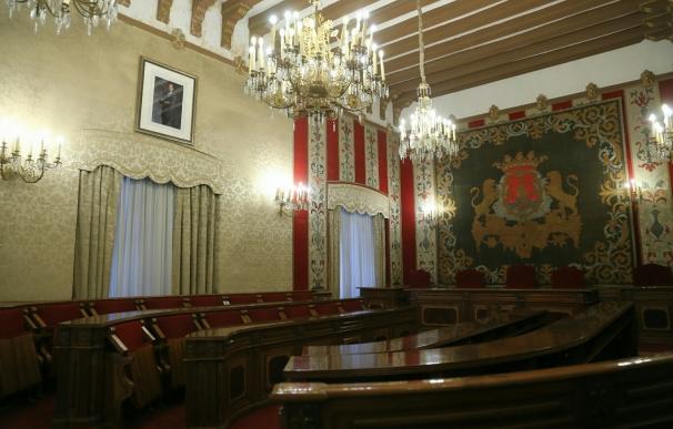 El Ayuntamiento coloca una réplica de la imagen de Felipe VI en Salón de Plenos mientras repara la original