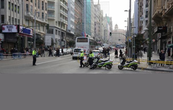 Un juez anula el decreto con el que Madrid limitó el tráfico en Gran Vía en Navidad al no responder al "interés general"