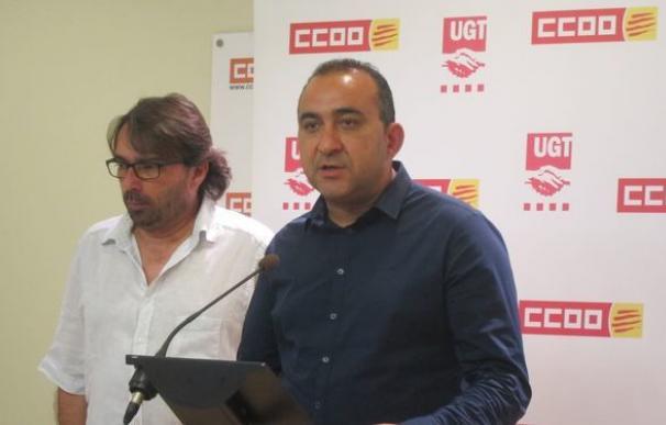 Los secretarios generales de las federaciones catalanas de UGT, Camil Ros, y CCOO, Javier Pacheco (hablando).