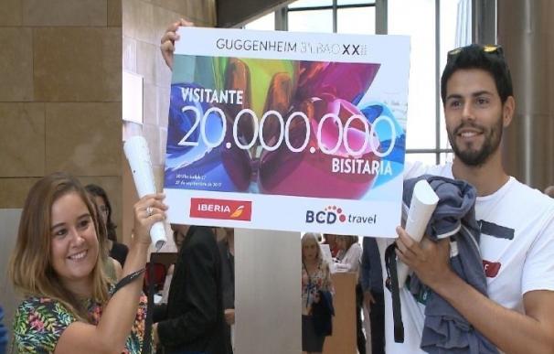 Una pareja de jóvenes gallegos, visitantes número 20 millones del Museo Guggenheim Bilbao