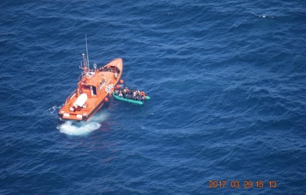 Salvamento Marítimo rescata a 55 personas de la patera avistada a 40 millas al sur de Málaga