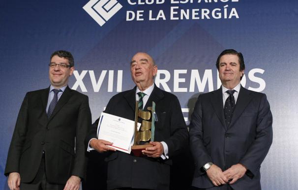 Álvaro Nadal (izda), en una entrega de premios junto al empresario José Llado y el presidente de Endesa, Borja Prado.