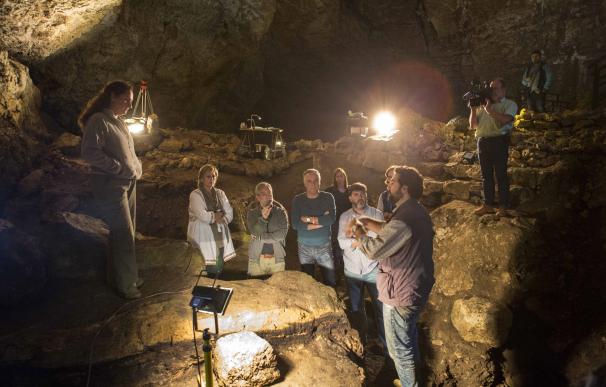 La investigación de El Pendo constata la presencia continuada de neandertales en la cueva