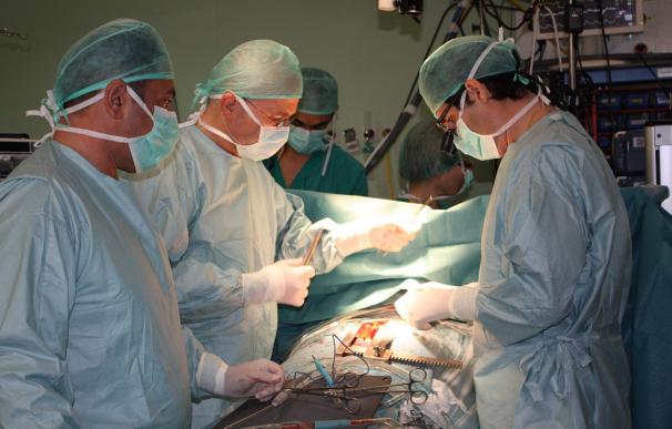 SAS propone pagar a cirujanos un plus de 353 euros al día por turnos extra de siete horas para reducir listas de espera