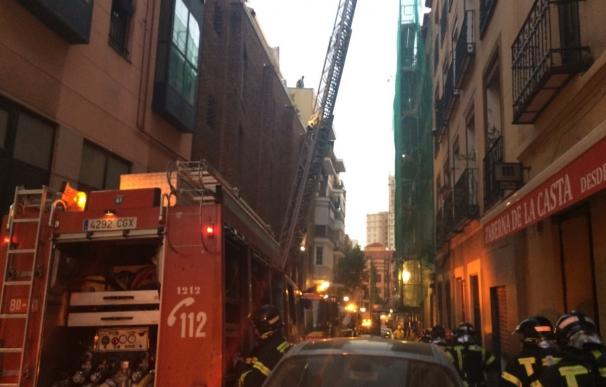 Un incendio en dos buhardillas del barrio de Conde Duque obliga a desalojar a 8 familias
