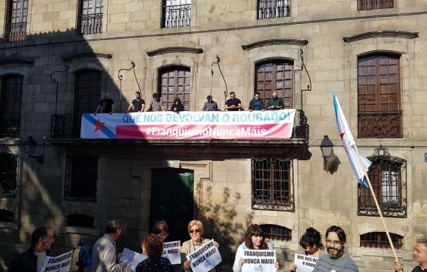 Militantes del BNG ocupan simbólicamente la Casa de Cornide de A Coruña para denunciar los "privilegios" de los Franco