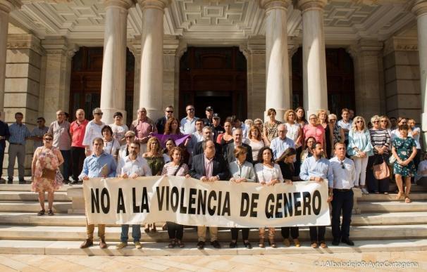 Concejales y diputados se concentran en Cartagena en repulsa del asesinato machista
