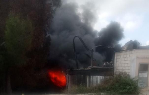 Extinguen un incendio en una fábrica de L'Alcúdia de Crespins que ya se había quemado en agosto