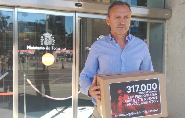 El padre de la joven arrollada por un tren entrega en Fomento 317.600 firmas para soterrar 433 cruces de vías en España