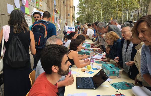 Estudiantes de la UB ofrecen ayuda tecnológica sobre dónde votar en el referéndum