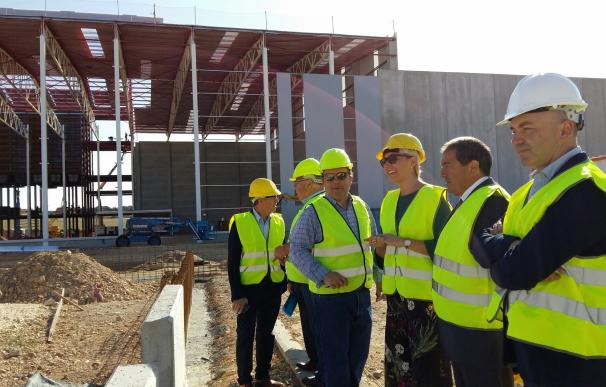 La consejera de Economía muestra su respaldo a la planta de Evofeed, cuya construcción se encuentra al 80%, en Berbegal