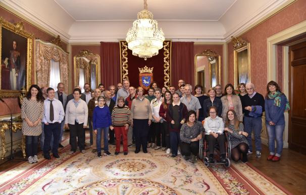 El alcalde de Pamplona recibe a una delegación de Anfas