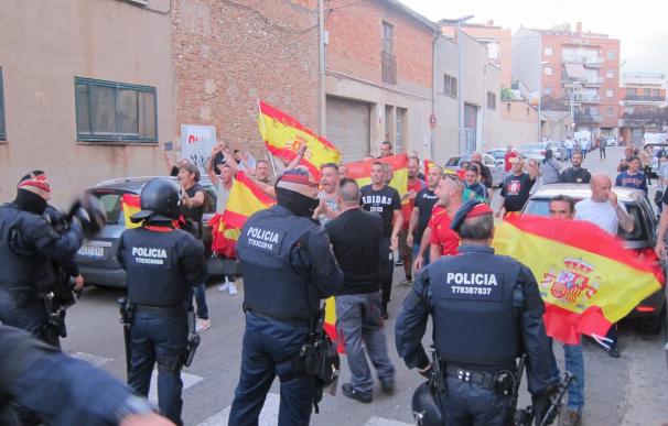 Unas 20 personas tratan de boicotear un mitin de ERC en Ripollet (Barcelona)