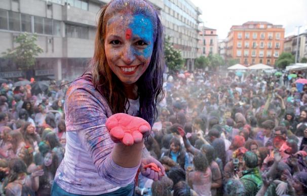 Miles de personas darán el domingo la bienvenida al otoño con 600 kilos de polvos de colores en la plaza de la Luna
