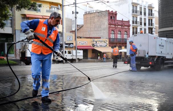 El Ayuntamiento de Santa Cruz de Tenerife refuerza la limpieza viaria con una intensiva campaña de baldeos