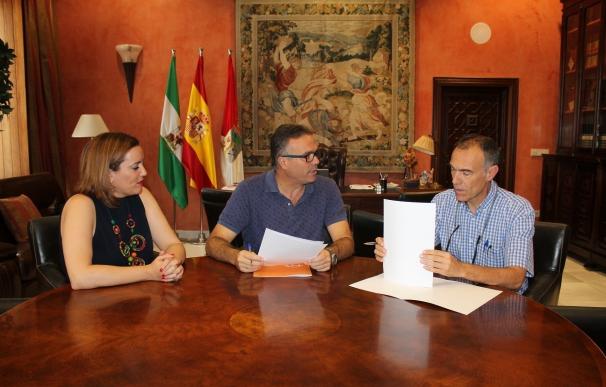 Ayuntamiento de La Palma y Damas acuerdan abaratar un 30% el autobús a estudiantes con destino Huelva o Sevilla