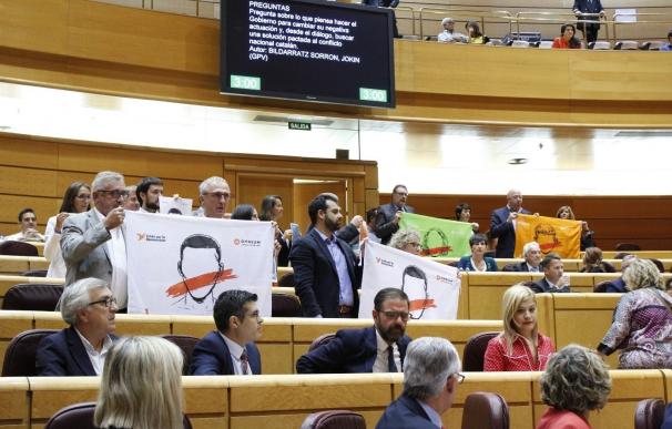 PDeCAT y ERC inician el Pleno del Senado exhibiendo banderas con la inscripción 'Democracia'
