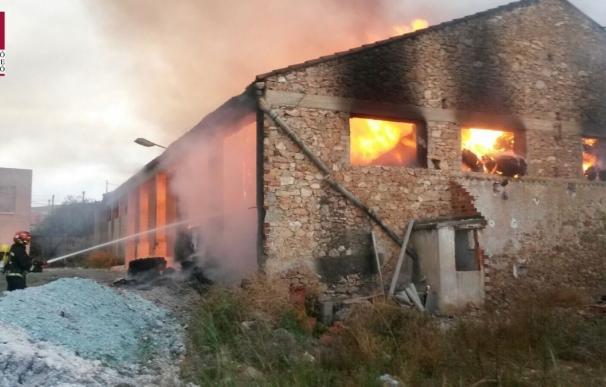 Declarado un incendio en una nave industrial junto a la estación de ferrocarril de Torreblanca
