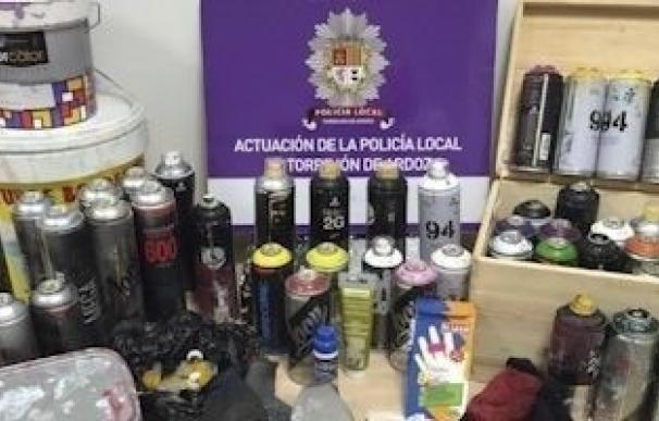 Policía de Torrejón intercepta a 11 grafiteros pintando en las calles y les requisa un centenar de aerosoles