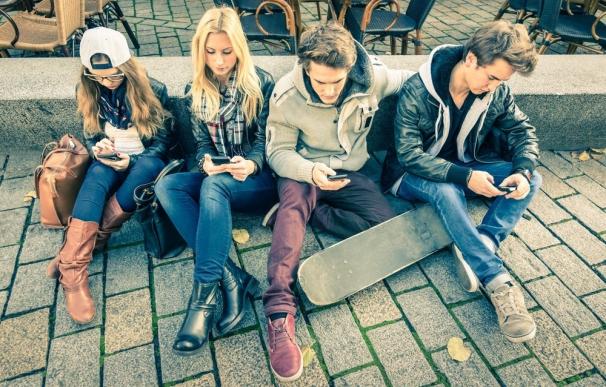 Las jóvenes entre 14 y 16 años son el colectivo con mayor dependencia del móvil, según un estudio