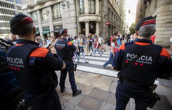 Una unidad de los Mossos d'Esquadra por las calles del centro de Barcelona con motivo de las fiestas de la Mercè