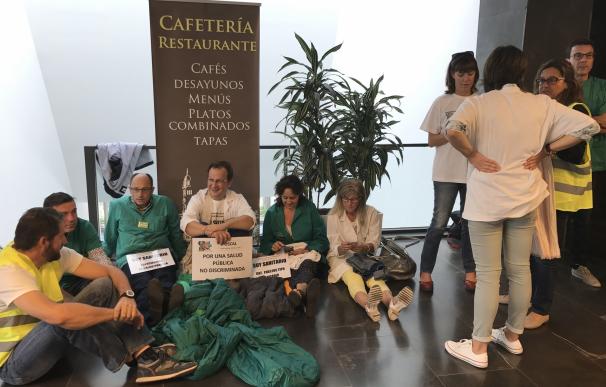 Sanitarios de la Junta se encierran en la Delegación Territorial de Salamanca para pedir equiparar sus condiciones con S