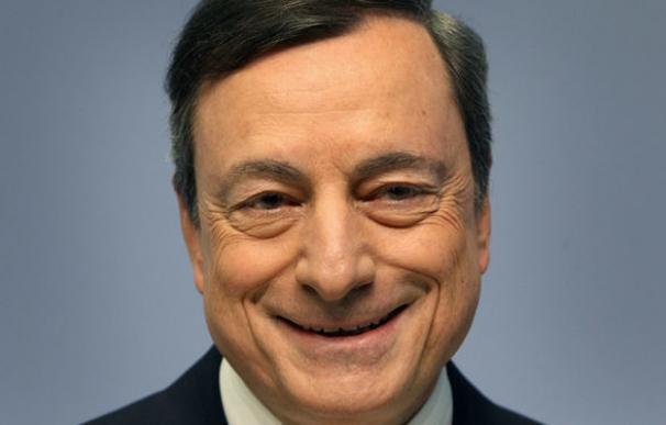 Draghi pide mantener los estímulos ante la incertidumbre a medio plazo