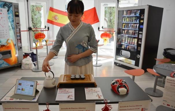 El Instituto Confucio celebra en los campus de la UCLM talleres de caligrafía, uso de palillos o la ceremonia del té