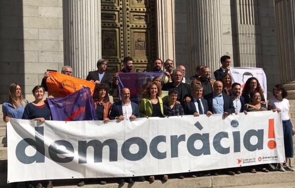 1-O- En Comú, ERC, PDeCAT apoyan el referéndum en el Congreso con una pancarta de Òmnium, citada en denuncia de sedición