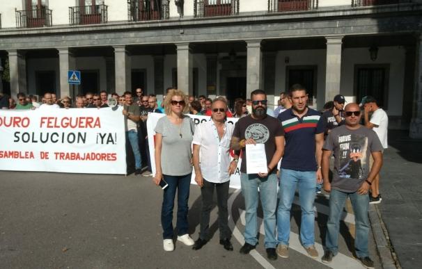 Un centenar de trabajadores de Duro Felguera se concentran para solicitar apoyo al Gobierno asturiano