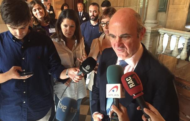 De Guindos dice que el Gobierno tiende la mano a la Generalitat para dialogar "dentro de la Constitución"
