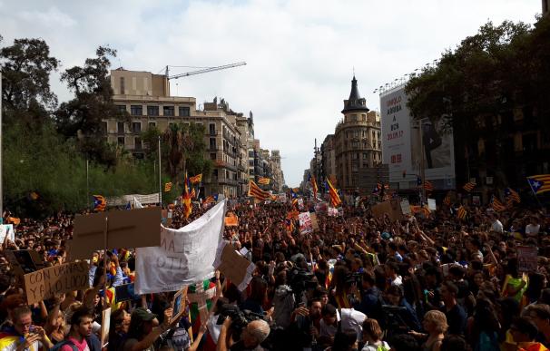 Multitudinaria manifestación de estudiantes en Barcelona en defensa del referéndum