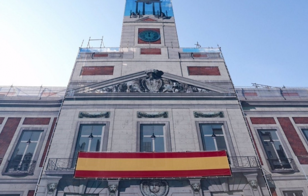 Cifuentes despliega una bandera de España gigante en la sede de la CAM