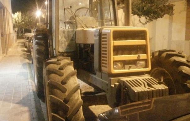 Un concejal de la CUP aparca el primer tractor en una sede electoral en les Borges Blanques (Lleida)