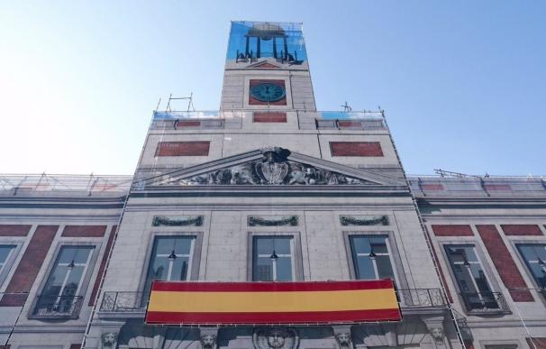 Cifuentes despliega en la fachada de la Real Casa de Correos una bandera gigante de España por la "unidad"