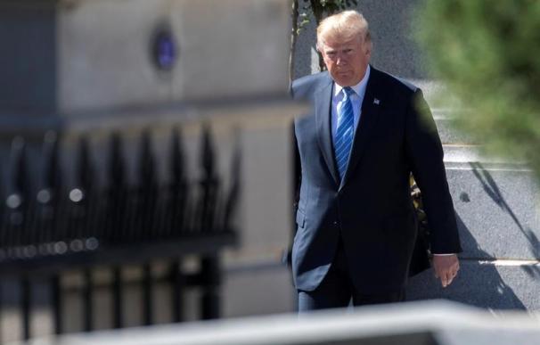 El presidente estadounidense, Donald Trump, camina por el jardín de la Casa Blanca después de reunirse con motivo del 70 aniversario del Consejo de Seguridad Nacional en Washington D.C (Estados Unidos) hoy, 28 de septiembre de 2017. EFE/SHAWN THEW