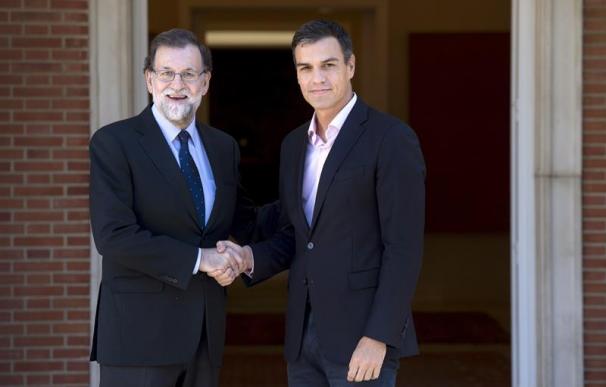 El presidente del Gobierno, Mariano Rajoy (i), recibe al líder del PSOE, Pedro Sánchez (d), en el Palacio de la Moncloa