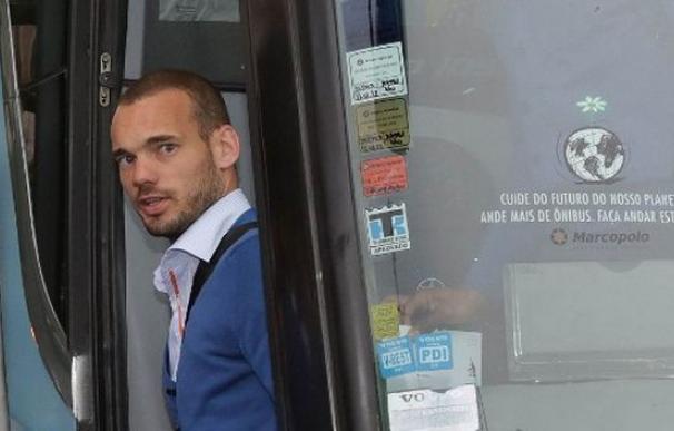 Sneijder se baja del autobús