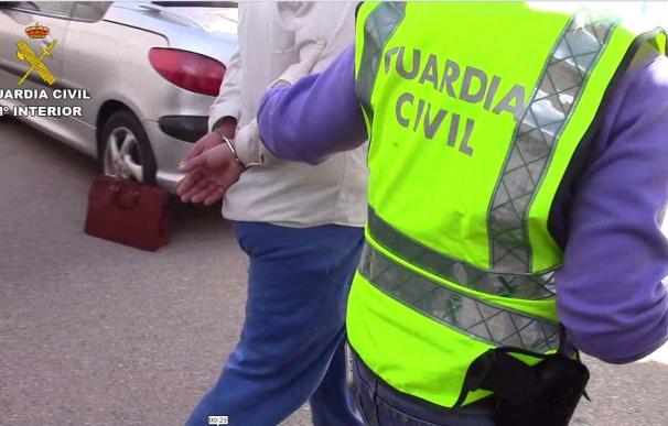 Detienen a un grupo criminal en Cuenca que asaltó un camión tras cruzar un coche en la carretera