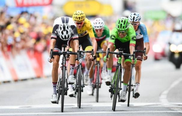 Rigoberto Urán se impone al sprint en la 'foto finish' y Contador se aleja en la general