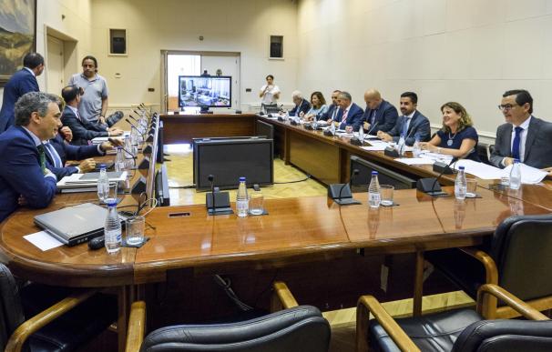 El Gobierno se compromete con Canarias a que el convenio de carreteras entre en vigor en enero de 2018