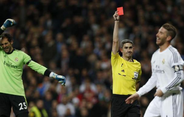 El árbitro Undiano Mallenco muestra tarjeta roja al defensa del Real Madrid Sergio Ramos, durante un clásico Madrid-Barça. (JUANJO MARTÍN / EFE)