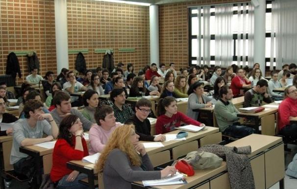 El PSOE critica que el Gobierno apruebe un decreto de becas que no cambia la renta mínima ni los requisitos académicos