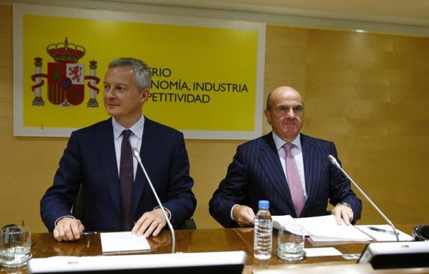 El ministro español de Economía, Industria y Competitividad, Luis de Guindos, y el ministro francés de Economía y Finanzas, Bruno Le Maire (EFE/J.P.GANDUL)