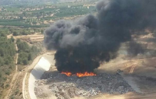 Declarado un incendio en el vertedero de Pedralba (Valencia)